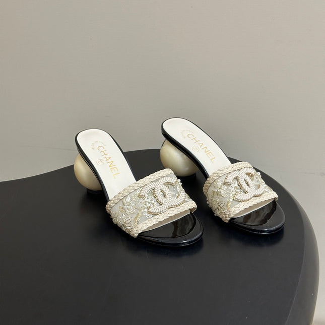 CHANEL 26S PEARL EMBELLISHED FLAT SANDALS IN WHITE LEATHER AND EMBROIDERED FABRIC