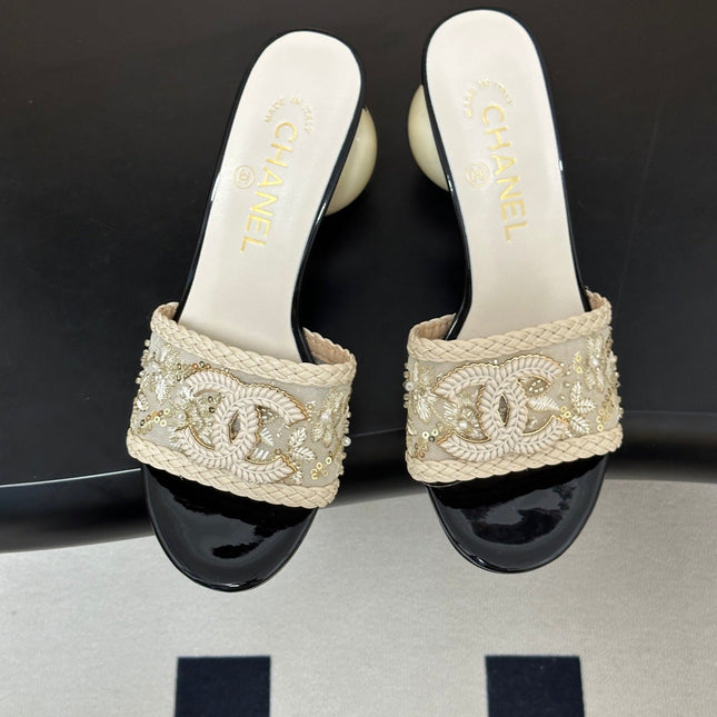 CHANEL 26S PEARL EMBELLISHED FLAT SANDALS IN WHITE LEATHER AND EMBROIDERED FABRIC