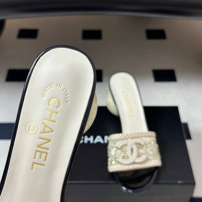 CHANEL 26S PEARL EMBELLISHED FLAT SANDALS IN WHITE LEATHER AND EMBROIDERED FABRIC