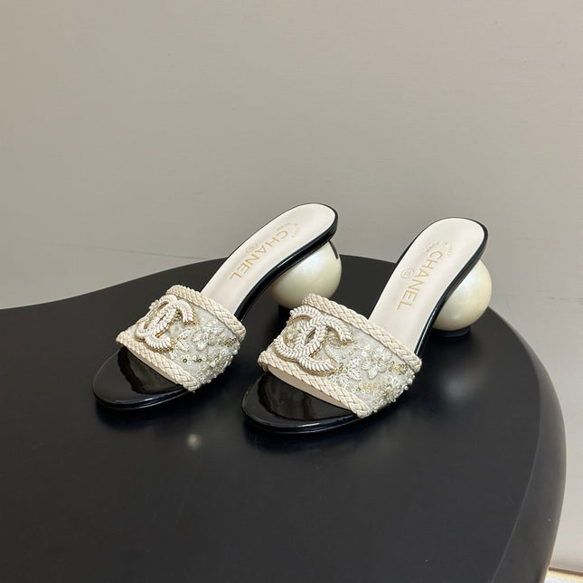 CHANEL 26S PEARL EMBELLISHED FLAT SANDALS IN WHITE LEATHER AND EMBROIDERED FABRIC