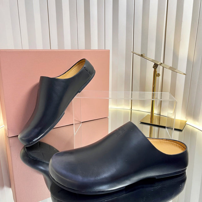 MIUMIU 26S CLOG MULES IN BLACK CALFSKIN
