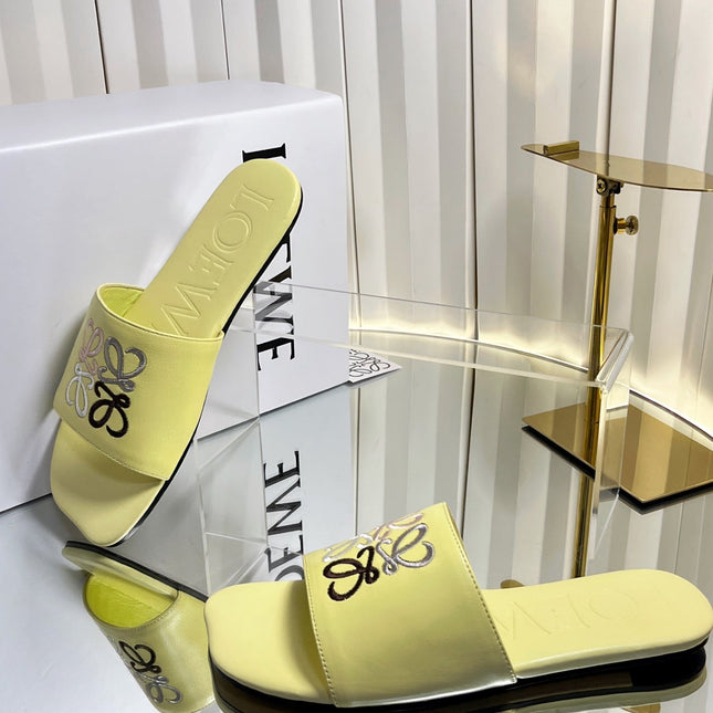 LOEWE 26S LOGO-EMBROIDERED SANDALS IN LIGHT YELLOW CALFSKIN