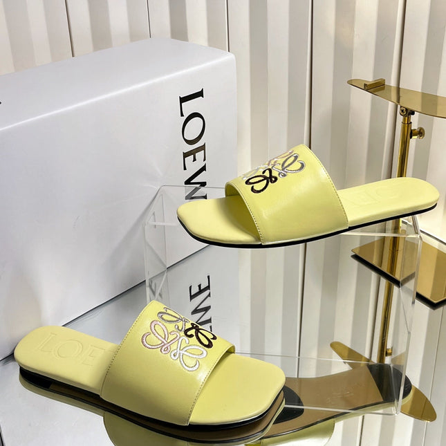 LOEWE 26S LOGO-EMBROIDERED SANDALS IN LIGHT YELLOW CALFSKIN