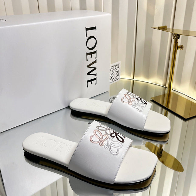 LOEWE 26S LOGO-EMBROIDERED SANDALS IN WHITE CALFSKIN