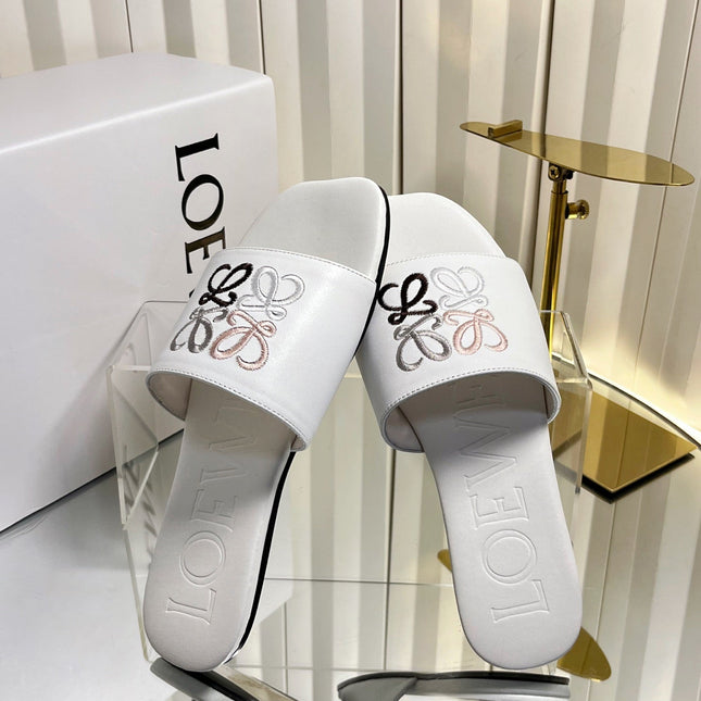LOEWE 26S LOGO-EMBROIDERED SANDALS IN WHITE CALFSKIN