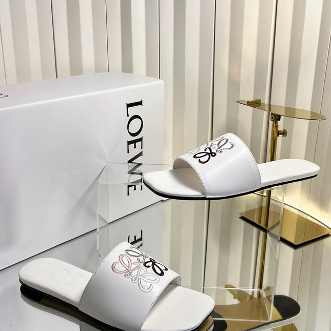 LOEWE 26S LOGO-EMBROIDERED SANDALS IN WHITE CALFSKIN