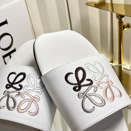 LOEWE 26S LOGO-EMBROIDERED SANDALS IN WHITE CALFSKIN