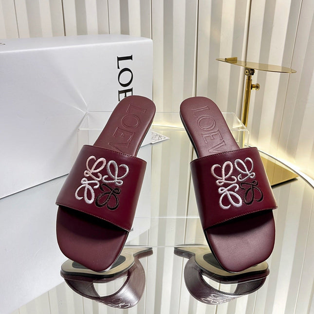 LOEWE 26S LOGO-EMBROIDERED SANDALS IN DARK RED CALFSKIN