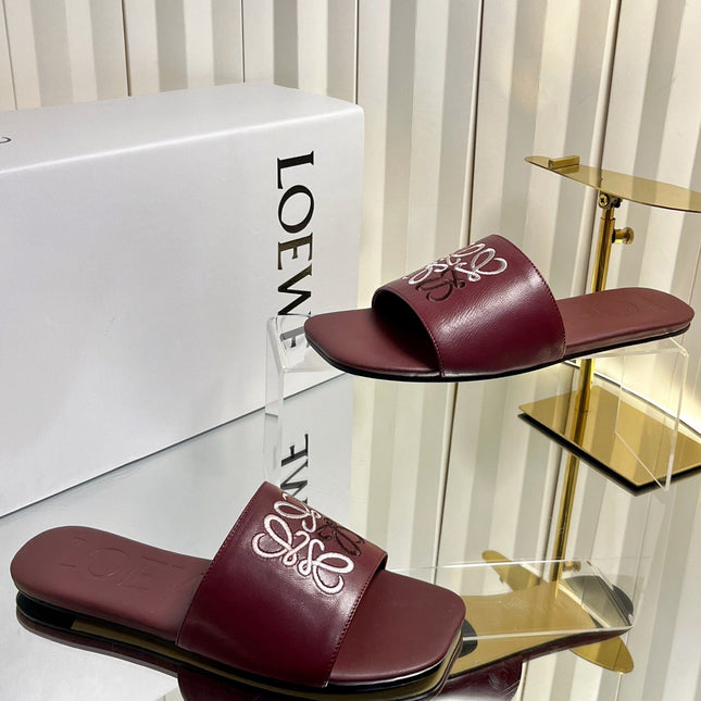 LOEWE 26S LOGO-EMBROIDERED SANDALS IN DARK RED CALFSKIN
