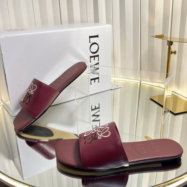 LOEWE 26S LOGO-EMBROIDERED SANDALS IN DARK RED CALFSKIN
