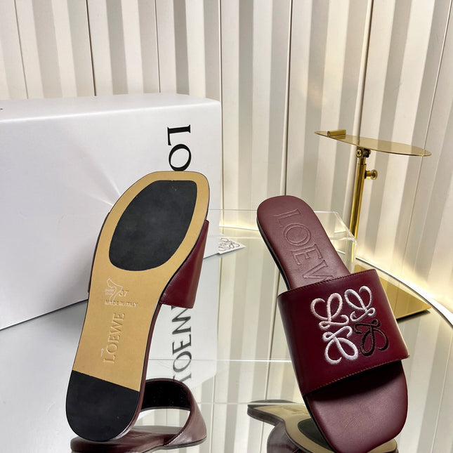 LOEWE 26S LOGO-EMBROIDERED SANDALS IN DARK RED CALFSKIN