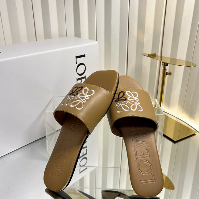 LOEWE 26S LOGO-EMBROIDERED SANDALS IN CAMEL BROWN CALFSKIN