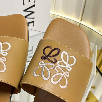 LOEWE 26S LOGO-EMBROIDERED SANDALS IN CAMEL BROWN CALFSKIN