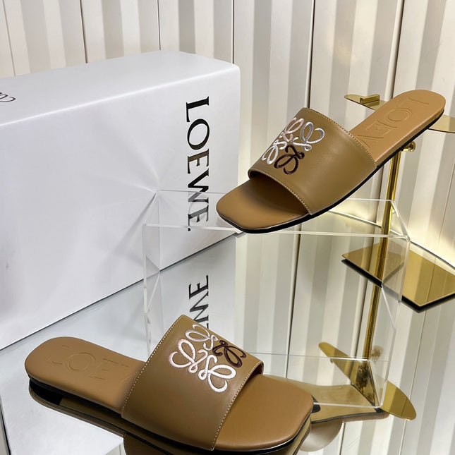LOEWE 26S LOGO-EMBROIDERED SANDALS IN CAMEL BROWN CALFSKIN