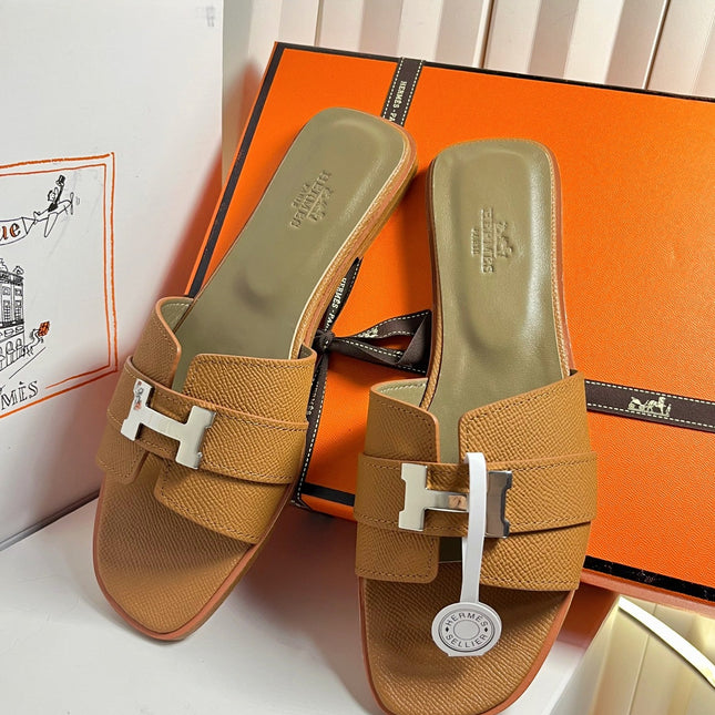 HM 26S ORAN SANDALS IN CARAMEL BROWN EPSOM CALFSKIN SILVER HARDWARE