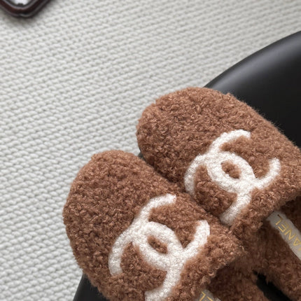 CHANEL 26S SLIDE SANDALS IN CAMEL BROWN SHEARLING UPPER AND LINING WITH WHITE CC LOGO