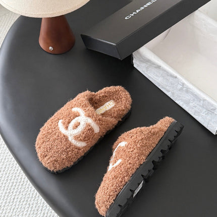 CHANEL 26S SLIDE SANDALS IN CAMEL BROWN SHEARLING UPPER AND LINING WITH WHITE CC LOGO