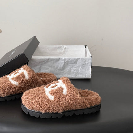 CHANEL 26S SLIDE SANDALS IN CAMEL BROWN SHEARLING UPPER AND LINING WITH WHITE CC LOGO