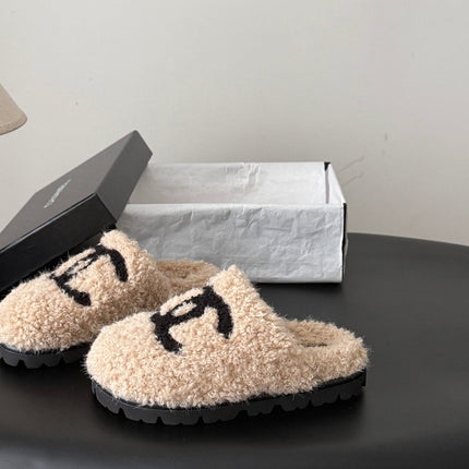 CHANEL 26S SLIDE SANDALS IN BEIGE SHEARLING UPPER AND LINING WITH BLACK CC LOGO