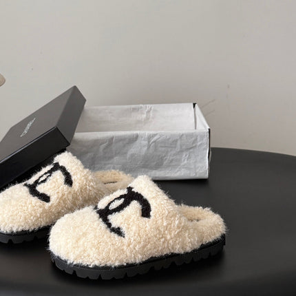 CHANEL 26S SLIDE SANDALS IN WHITE SHEARLING UPPER AND LINING WITH BLACK CC LOGO