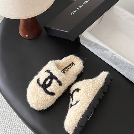 CHANEL 26S SLIDE SANDALS IN WHITE SHEARLING UPPER AND LINING WITH BLACK CC LOGO