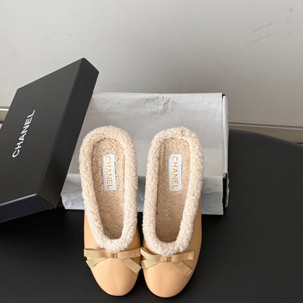CHANEL 26S MULES IN BEIGE LAMBSKIN AND SHEARLING