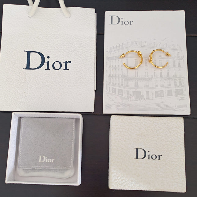CD 26S DAISY LOGO HOOP EARRINGS IN GOLD TONE METAL 646460