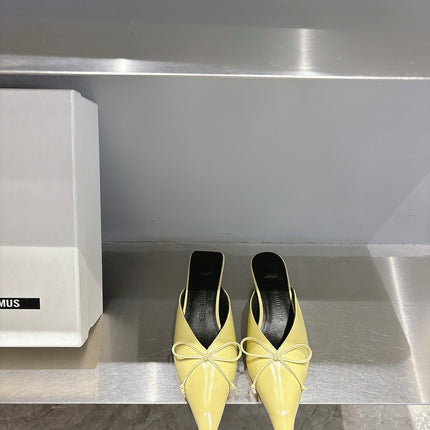 JACQUEMUS 26S HEELED MULES IN LIGHT YELLOW CALFSKIN