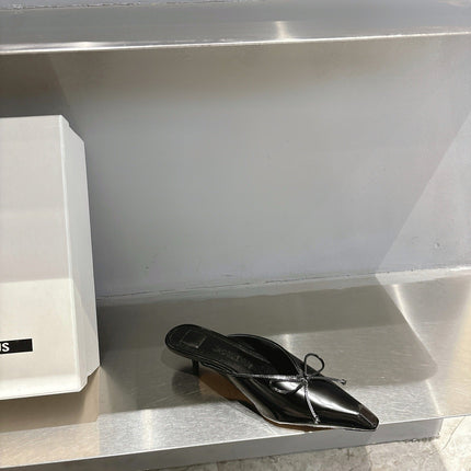 JACQUEMUS 26S HEELED MULES IN BLACK CALFSKIN
