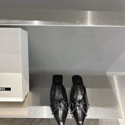 JACQUEMUS 26S HEELED MULES IN BLACK CALFSKIN