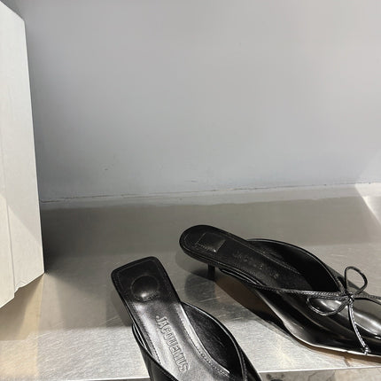 JACQUEMUS 26S HEELED MULES IN BLACK CALFSKIN
