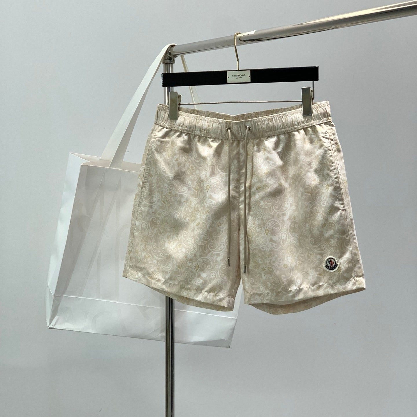 MONCLER 26S SHORTS 687
