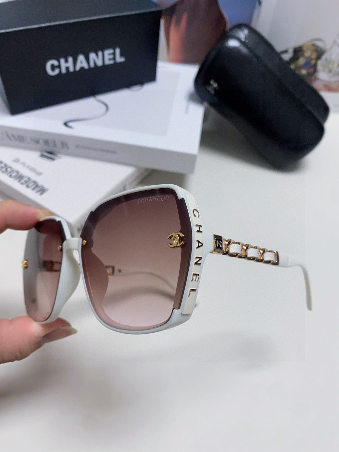 SQUARE SUNGLASSES 632874 IN WHITE ACETATE