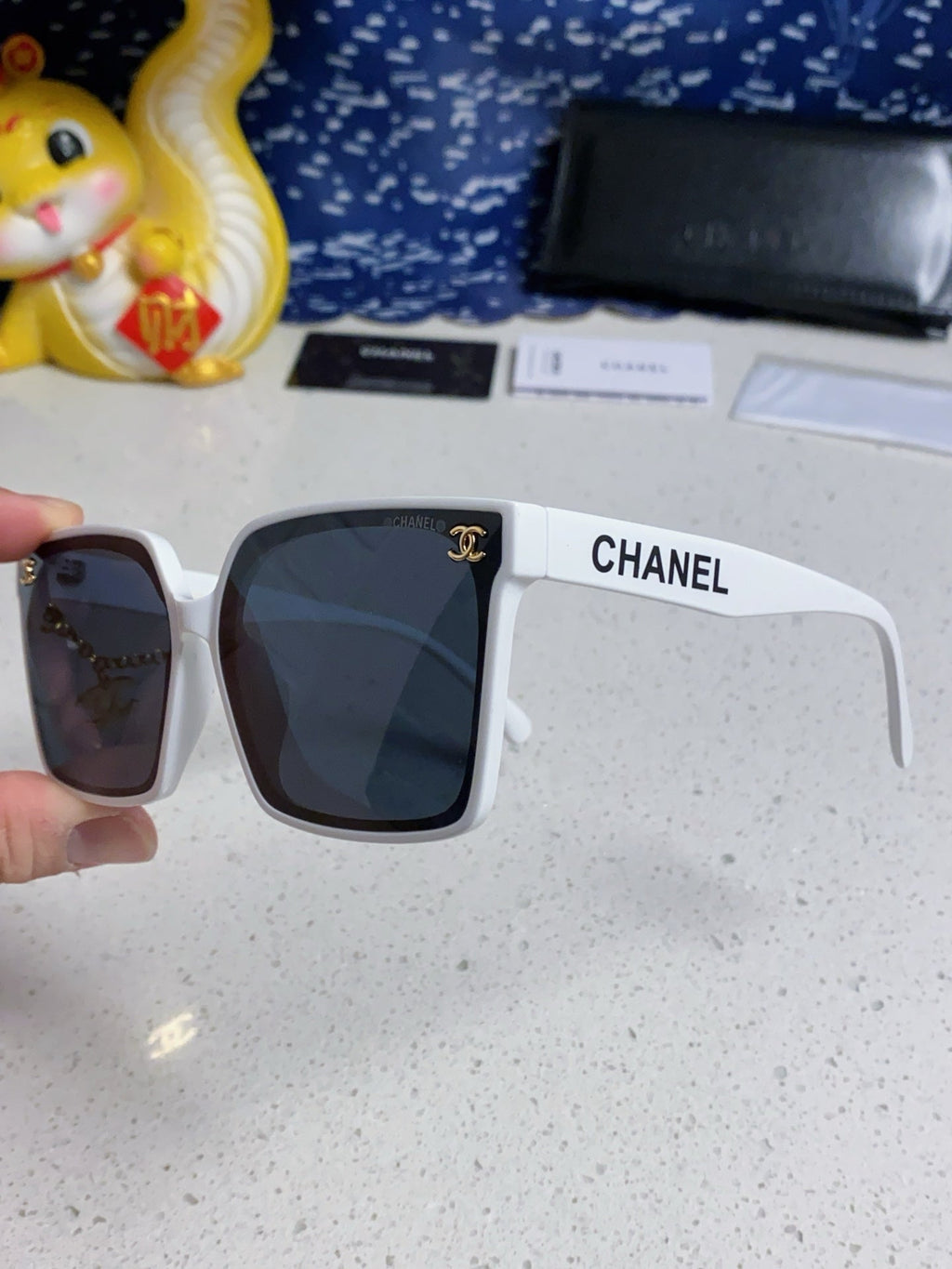 SQUARE SUNGLASSES 641811 IN WHITE ACETATE GOLD CHAIN