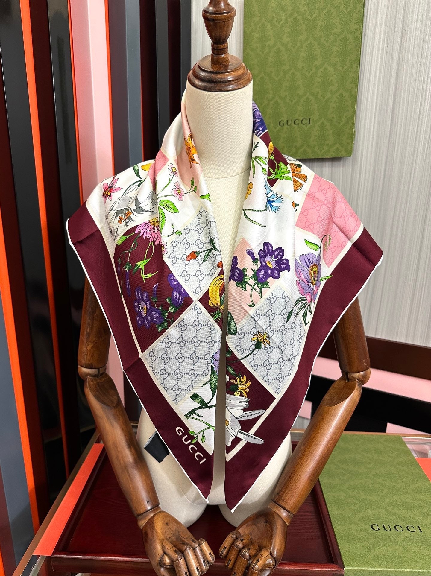 GUCCI 26S SCARF 90 IN SILK 311896