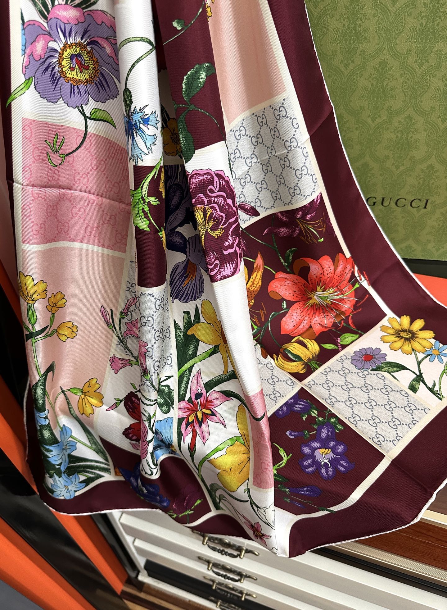 GUCCI 26S SCARF 90 IN SILK 311896