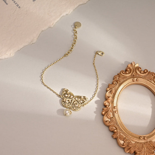 CD 26S BUTTERFLY PEARL DROP BRACELET IN GOLD TONE METAL 629939