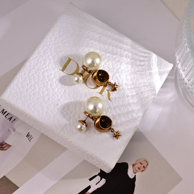 CD 26S CELESTIAL STAR PEARL DROP LOGO EARRINGS IN GOLD TONE METAL 629950