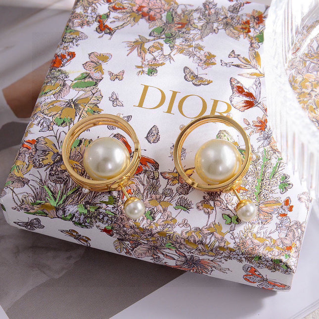 CD 26S DOUBLE PEARL ORBIT EARRINGS IN GOLD TONE METAL 630833