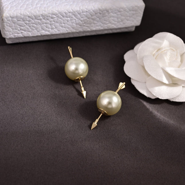 CD 26S DOUBLE PEARL ARROW STUD EARRINGS IN GOLD TONE METAL 631863