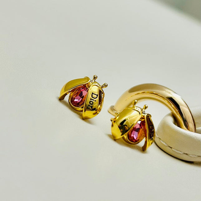 CD 26S LADYBUG PINK CRYSTAL STUD EARRINGS IN GOLD TONE METAL 644370