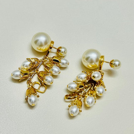 CD 26S PEARL FLORAL CHARM DROP EARRINGS IN GOLD TONE METAL 644372