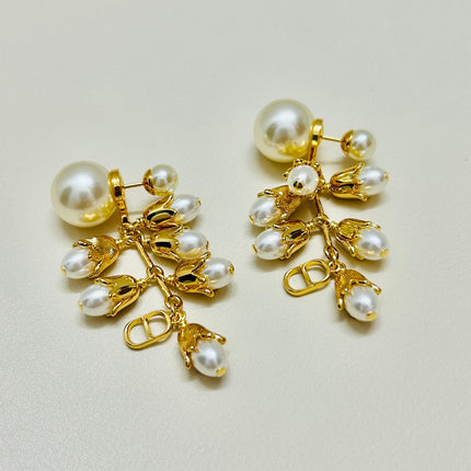 CD 26S PEARL FLORAL CHARM DROP EARRINGS IN GOLD TONE METAL 644372