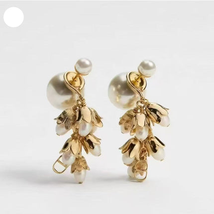 CD 26S PEARL FLORAL CHARM DROP EARRINGS IN GOLD TONE METAL 644372