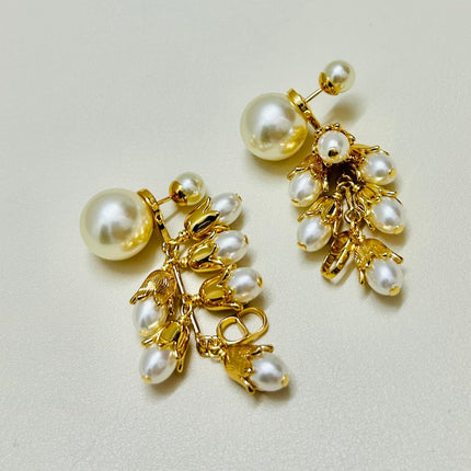 CD 26S PEARL FLORAL CHARM DROP EARRINGS IN GOLD TONE METAL 644372