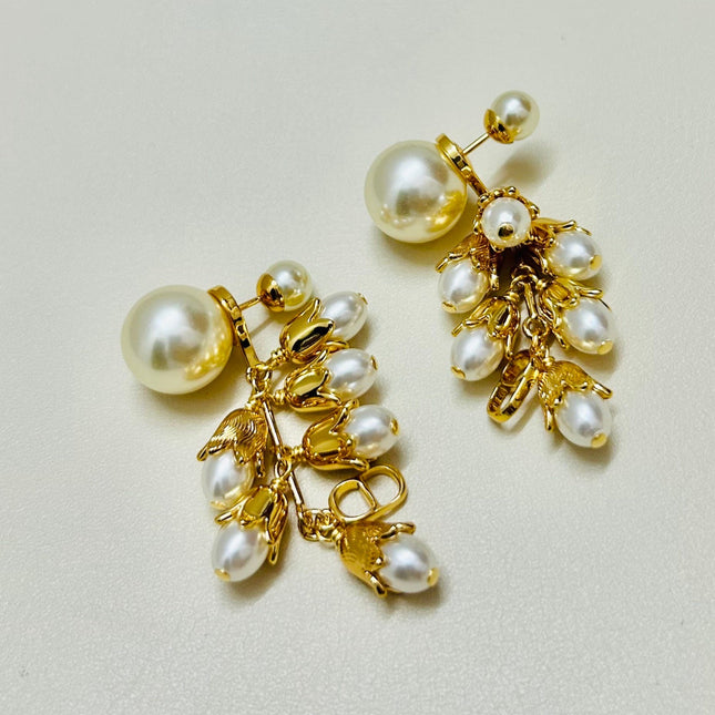 CD 26S PEARL FLORAL CHARM DROP EARRINGS IN GOLD TONE METAL 644372