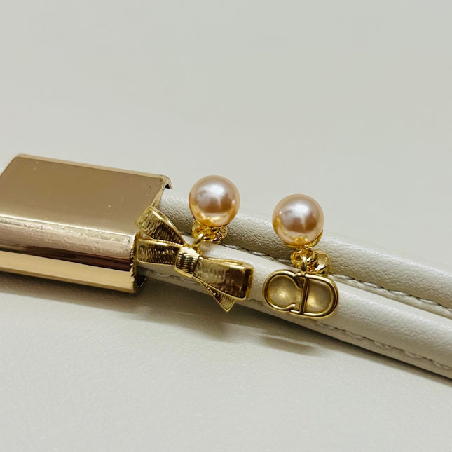 CD 26S PEARL BOW MISMATCH DROP EARRINGS IN GOLD TONE METAL 646611