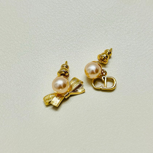 CD 26S PEARL BOW MISMATCH DROP EARRINGS IN GOLD TONE METAL 646611