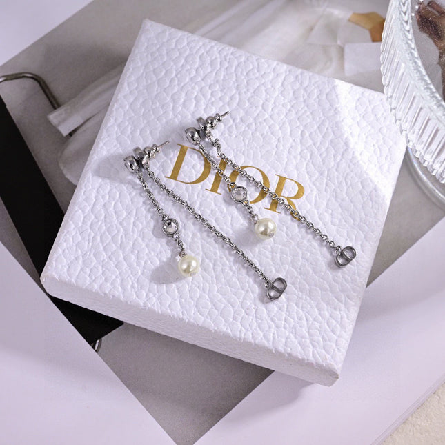CD 26S PEARL CRYSTAL CHAIN DROP EARRINGS IN SILVER TONE METAL 646468