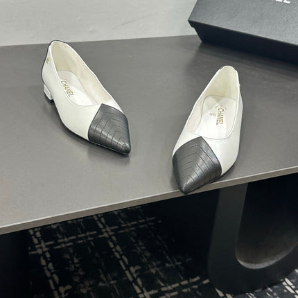 CHANEL 26S FLAT SHOES IN WHITE AND BLACK LAMBSKIN